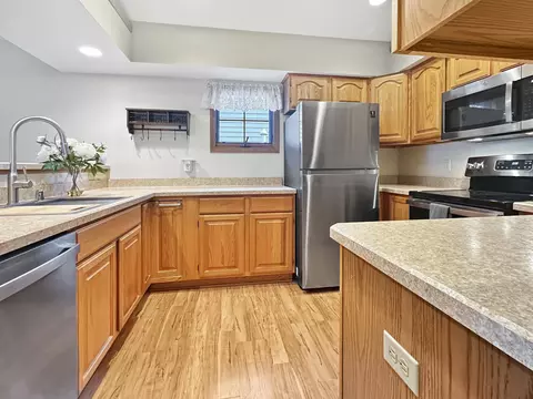 Kitchen - 2264 Circle Rdg #D, Delafield, WI 53018 photo 2 of 4