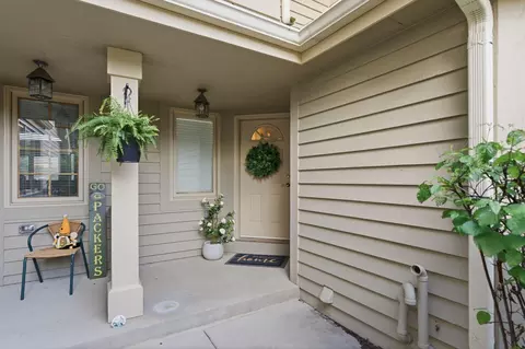 w240n2160 Dorchester #11B, Pewaukee, WI 53072