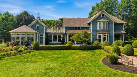 12921 N Fox Holw, Mequon, WI 53097