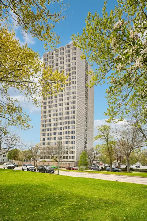 2525 S S Shr #14B, Milwaukee, WI 53207