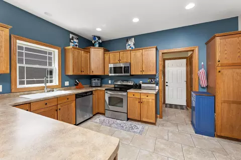 Kitchen - 4086 Pineview, Onalaska, WI 54650 photo 3 of 4