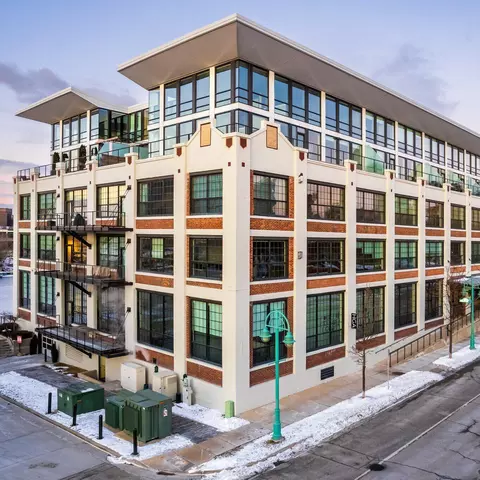 311 Erie #224, Milwaukee, WI 53202