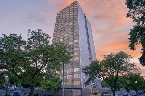 2525 S S Shr #25A, Milwaukee, WI 53207