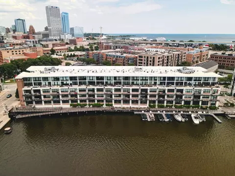 311 Erie #425, Milwaukee, WI 53202