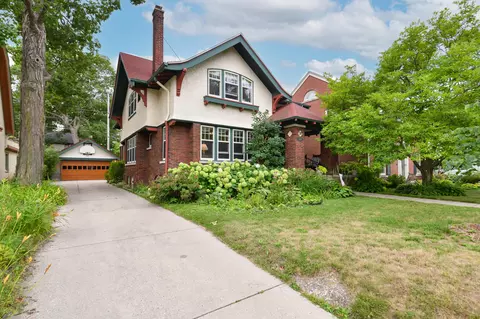 4915 W Woodlawn, Milwaukee, WI 53208