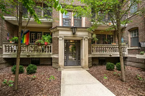 2009 N Prospect #20, Milwaukee, WI 53202