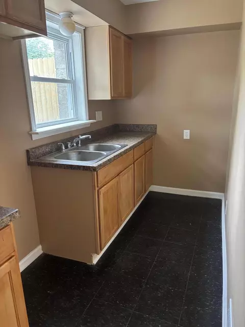 5112 W W Ctr, Milwaukee, WI 53210
