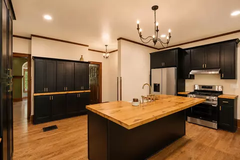 6789 N Elm Tree, Glendale, WI 53217