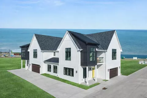 496 Bastle Wynd #9, Port Washington, WI 53074