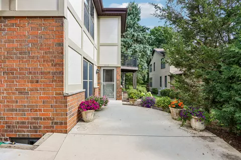 8108 S Forest Hls, Franklin, WI 53132
