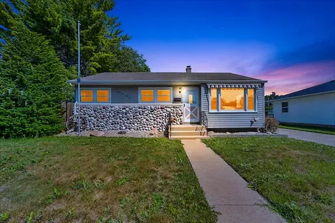 2542 Pinehurst, Racine, WI 53403