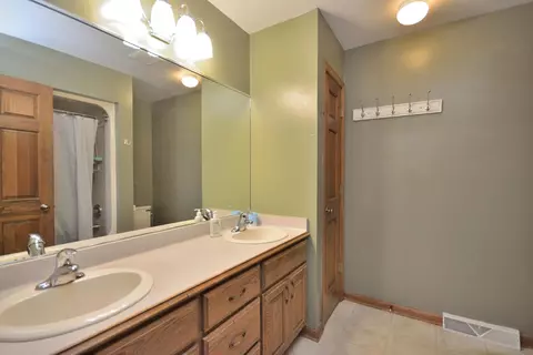 Bath - s108w37645 Draper, Eagle, WI 53119 photo 4 of 4