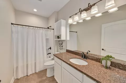 Bath - 647 E Clancy, Jefferson, WI 53549 photo 3 of 5