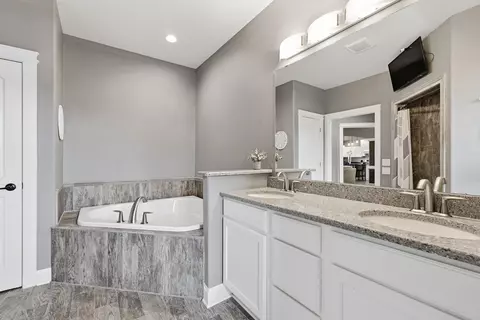 Bath - 647 E Clancy, Jefferson, WI 53549 photo 3 of 6