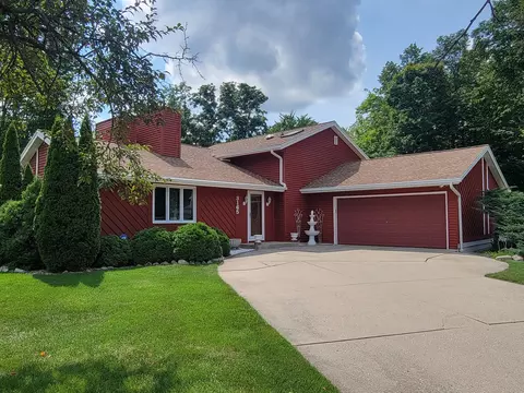 3165 S S Mnr, New Berlin, WI 53151