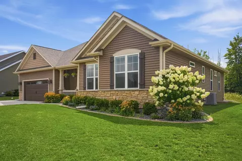335 Deer Mdw, Fredonia, WI 53021