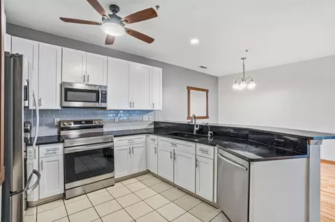 2412 Fox Riv #H, Waukesha, WI 53189