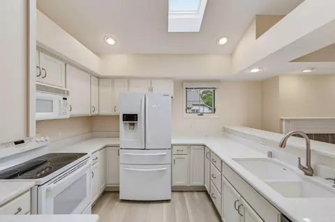 Kitchen - 2215 Circle Rdg #B, Delafield, WI 53018 photo 3 of 3