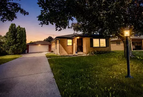 4355 S Honey Crk, Greenfield, WI 53220