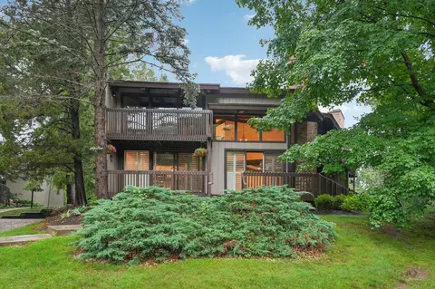 930 Alpine, Fontana, WI 53125