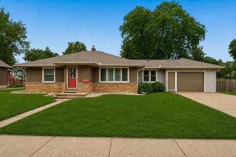 136 S Maple, Oconomowoc, WI 53066
