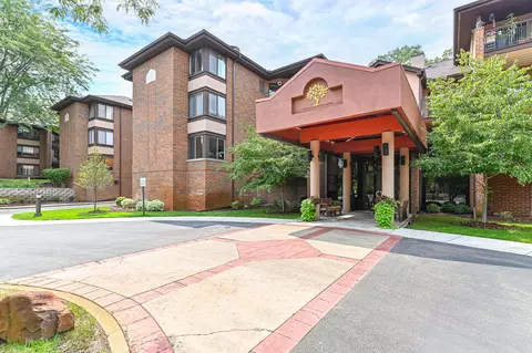 1600 W Green Tree #B130, Glendale, WI 53209