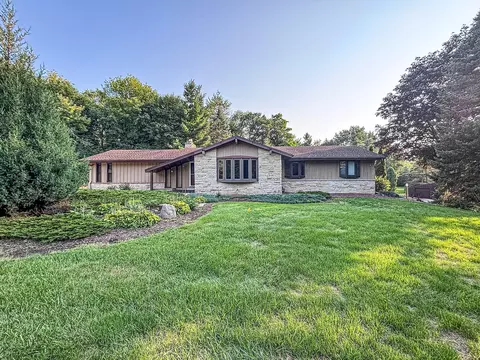 w228s5955 Arrow Rdg, Waukesha, WI 53189
