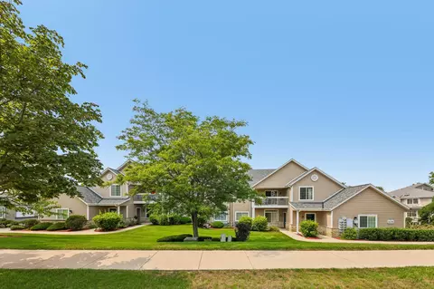 1038 River Pl #7, Waukesha, WI 53189