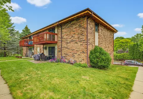 627 Hartridge #D, Hartland, WI 53029