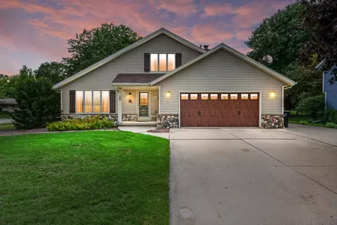 705 Sunset Dr, Hartford, WI 53027