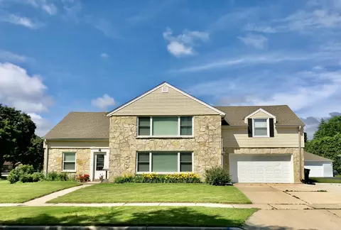 2105 Ludington #2107, Wauwatosa, WI 53226