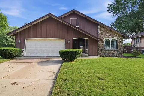 325 E Parkway Ests, Oak Creek, WI 53154