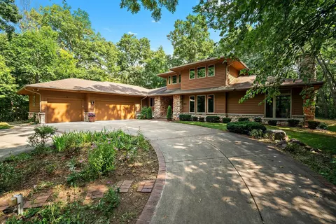 2850 S Amor, New Berlin, WI 53146