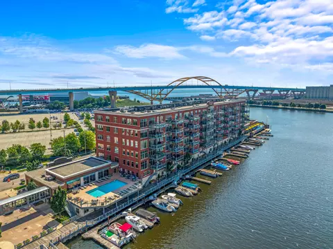 541 Erie #302-2, Milwaukee, WI 53202