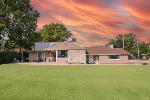 9205 S Chicago, Oak Creek, WI 53154