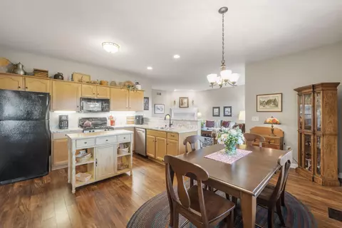 691 W Dekora UNIT E, Saukville, WI 53080