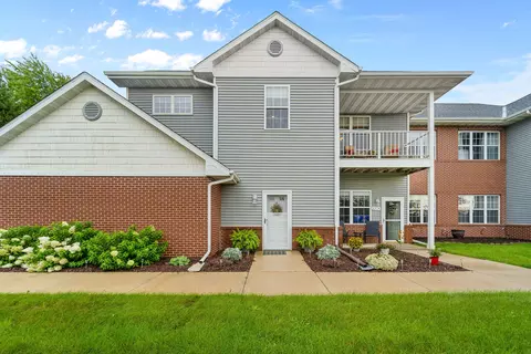 691 W Dekora UNIT E, Saukville, WI 53080