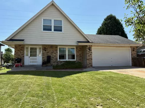 4449 W Tesch, Greenfield, WI 53220