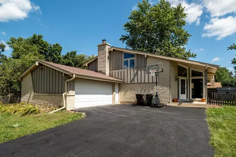 2100 S Woodshire, New Berlin, WI 53151