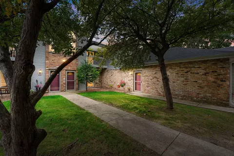 180 W Oak Leaf #8, Oak Creek, WI 53154