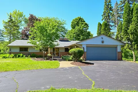 611 W Mequon, Mequon, WI 53092