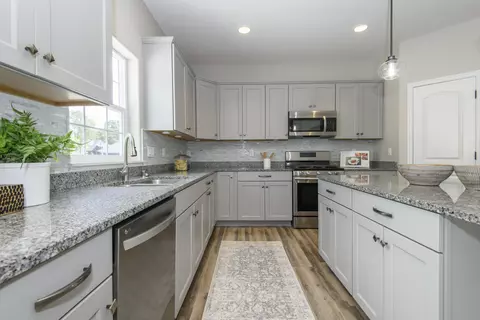 Kitchen - 466 Bleeker, Delafield, WI 53018 photo 3 of 5