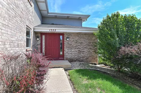 1352 Meadowcreek #F, Pewaukee, WI 53072
