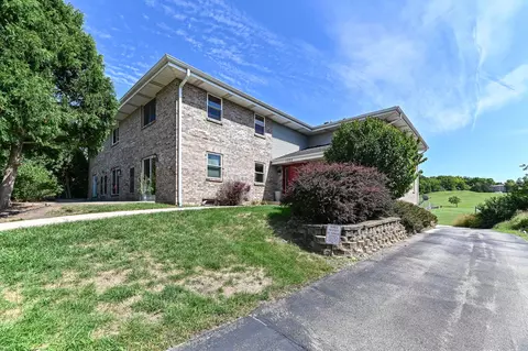 1352 Meadowcreek #F, Pewaukee, WI 53072