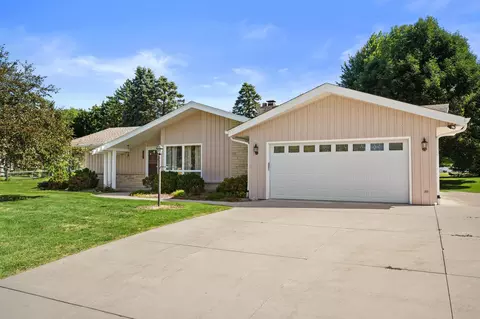 1940 S Park Wood, New Berlin, WI 53151