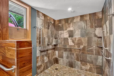 Bath - 715 E Juniper, Fox Point, WI 53217 photo 3 of 5