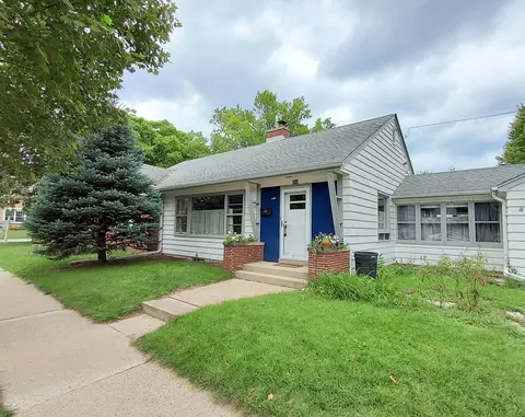 700 E Chateau, Whitefish Bay, WI 53217