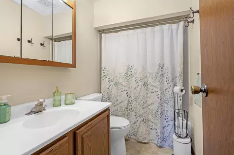 Bath - 891 E Daffodil, Beloit, WI 53511 photo 1 of 2