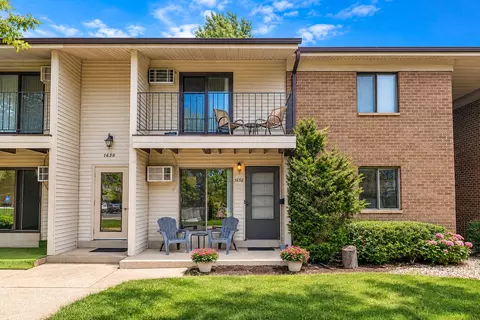 1652 S Carriage, New Berlin, WI 53151