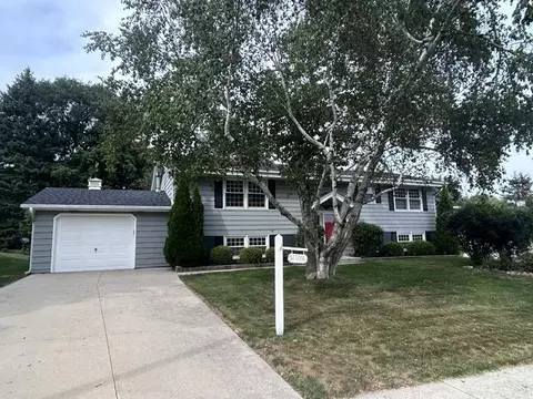 648 Hollybrook, Saukville, WI 53080
